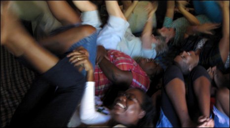 Laughter Yoga Helps Cope With Economic Crisis In Zimbabwe-img