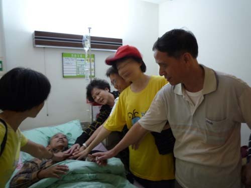 Laughter Clubs Promote Everlasting Friendships-img