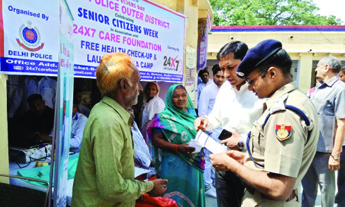 Delhi Cops Use Laughter Yoga To Help Seniors-img